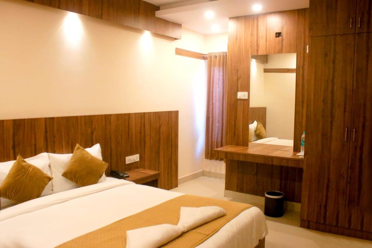 Hotel Sakura Inn Hosūr Buitenkant foto