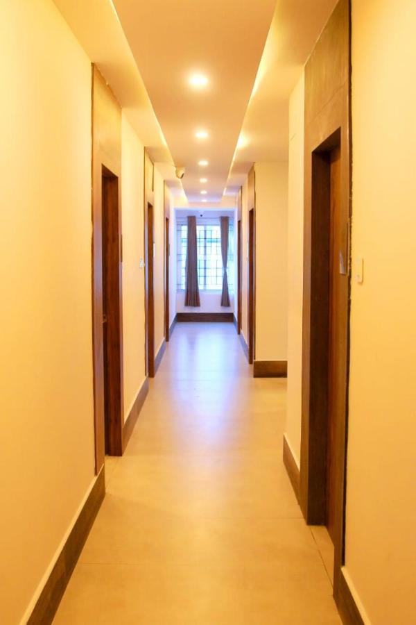 Hotel Sakura Inn Hosūr Buitenkant foto