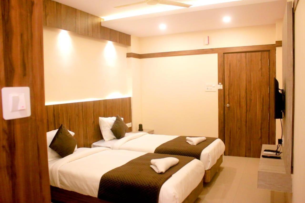 Hotel Sakura Inn Hosūr Buitenkant foto
